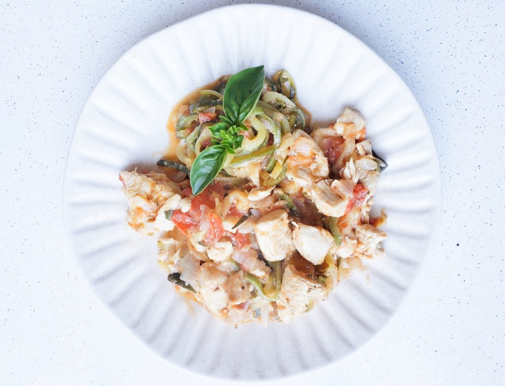 Grain free lunch idea: zucchini noodles with chicken and tomatoes